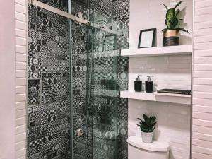 麦克坦Soderberg ( Near Airport | 50mbps Wifi | Netflix )的浴室内带卫生间的淋浴间