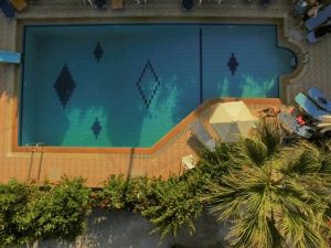 阿默达拉-伊拉克利翁维奥莱塔酒店的建筑物一侧的游泳池