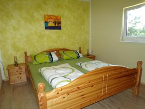 霍恩斯泰因Ferienwohnung Magdalena的一间卧室设有一张木床和一个窗户。