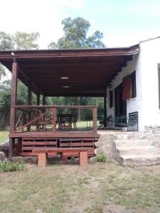 阿瓜德奥罗Casa de Campo Udea的楼前的木亭子,带野餐桌