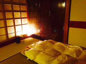 伊势市Ise Chitose的一张在光线充足的房间内的未铺床