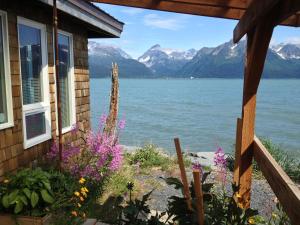 西沃德Angels Rest on Resurrection Bay LLC的享有水景和山景的度假屋