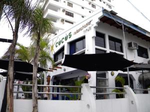 萨利纳斯Hotel Cocos的前面有一把伞的白色建筑