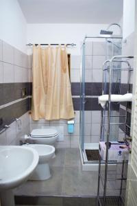 卡尔博尼亚Asherat B&B的浴室配有卫生间、盥洗盆和淋浴。