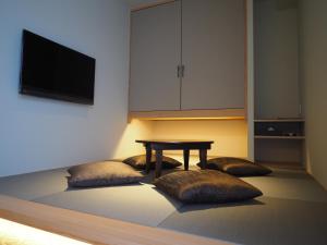轻井泽轻井泽韦尔久大酒店的一间带桌子和两个枕头的用餐室