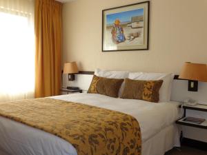 卡拉马公园酒店客房内的一张或多张床位