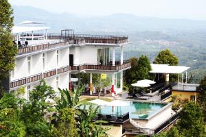 姆杜克Atres Sari Resort的一座带游泳池和度假村的建筑