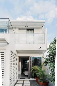 圣皮埃尔Maison TONGA piscine jaccuzi的白色的玻璃外墙房子