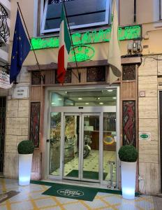 拉帕洛卡布酒店的商店前方有玻璃门和旗帜