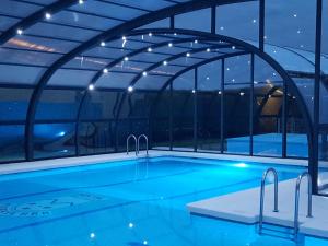 桑托托梅德尔普埃尔托米拉西耶拉酒店的一座带拱形屋顶的游泳池