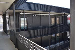 海尔布隆NewAge Boardinghaus N70的享有建筑外部景色,铺着黑色瓷砖