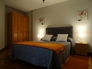 莱萨卡Duplex Frain的一间卧室配有一张带两盏灯的床。