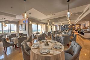 拉斯阿尔卡麦City Stay Beach Hotel Apartments - Marjan Island的一间在房间内配有桌椅的餐厅