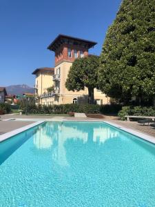 贝拉吉奥Villa Vitali - Bellagio的一座塔楼前的游泳池