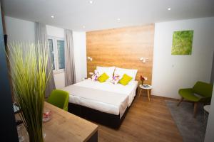 杜布罗夫尼克Ora Luxury Rooms的酒店客房配有一张床铺和一张桌子。