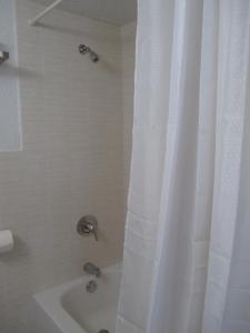 迈阿密夏利马尔汽车旅馆的一间带白色淋浴帘的浴室