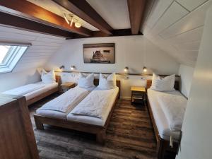 卡佩尔-格拉芬豪森Ferienwohnungen zur Elz的客房设有两张床和窗户。