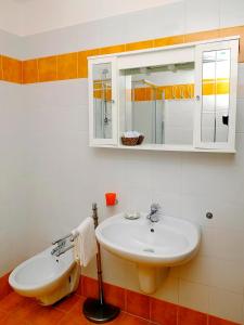 梅塔艾利萨别墅住宿加早餐酒店的一间带水槽和镜子的浴室