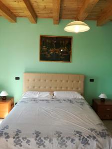 法杰托拉廖casa tarcisio的一间卧室,卧室内配有一张大床
