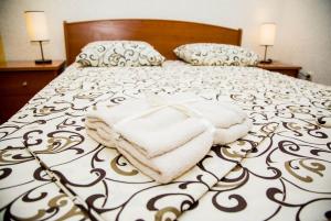别列戈沃Sahara的一间卧室配有带毛巾的床
