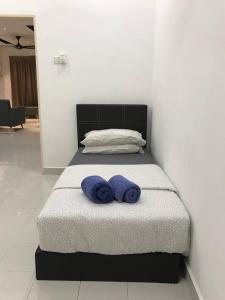 实达阿南NZAK Homestay, Bukit Bandaraya Seksyen U11的床上有两条蓝色的毛巾