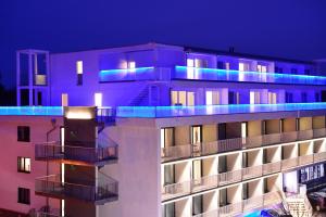 圣彼得奥尔丁帕克酒店的上面有蓝色的灯的建筑