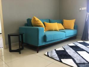 巴特沃思Woodsbury by Micheal Butterworth Penang 7722的客厅里配有带黄色枕头的蓝色沙发