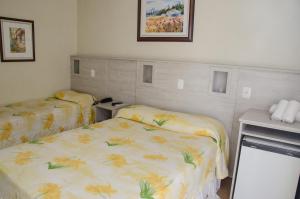 弗洛里斯-达库尼亚Dona Adelia Hotel e Restaurante的一间客房内配有两张床的房间