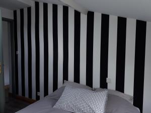 尼奥尔Un Appart en Ville的一张带黑白条纹墙的床
