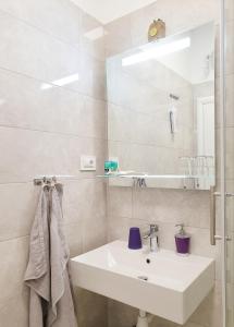 扎达尔Vila Siega的浴室设有白色水槽和镜子