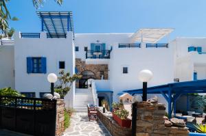 阿吉奥斯普罗科皮奥斯阿德里安娜别墅公寓的享有蓝色和白色建筑的景色