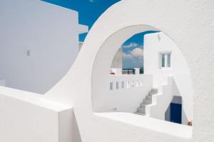 阿吉奥斯普罗科皮奥斯阿德里安娜别墅公寓的享有白色建筑的景致,设有白色楼梯