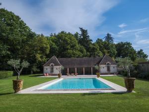 Huisseau-sur-CossonLa commanderie aux portes de Chambord的庭院中带游泳池的房子