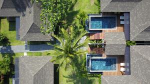 拉迈CHUZ Villas Samui SHA Plus的享有带游泳池和棕榈树的度假村的顶部景致