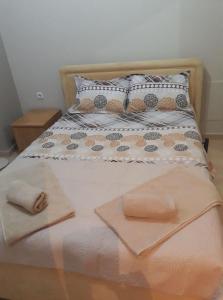 尼亚米卡尼奥纳Tassos的床上有两条毛巾