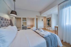 雅典A.P. Acropolis View Apartments的卧室配有带毛巾的大型白色床