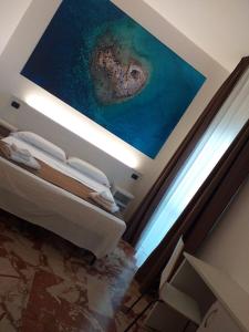 切萨雷奥港B&B L'Isola的卧室的天花板上装饰有绘画作品