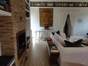 苏特里Nerone's - Sutri Bed & Dinner的客厅配有白色沙发和壁炉