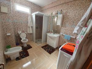 胡里卜盖App Khouribga的浴室配有卫生间、盥洗盆和淋浴。