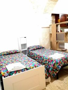 马丁纳弗兰卡Casa Nino的一间卧室配有一张床和一张带抽屉的桌子