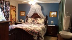 AmherstburgBondy House Bed & Breakfast的一间卧室配有床和水槽