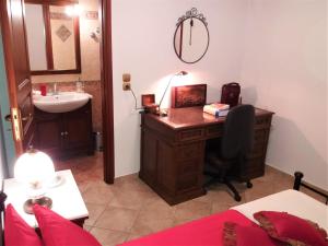 ApérathosApiranthos Diamond Maisonette in Naxos (3 BDRM)的一间卧室配有书桌、水槽和床。