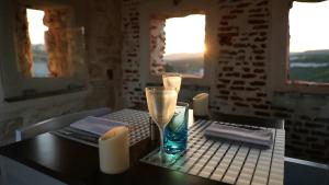 博尼法乔Hotel Spa Genovese的一张桌子,上面有蜡烛和玻璃