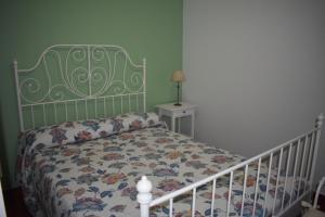 阿雷西费Ático estación的一间卧室配有一张带花卉床罩的床