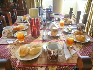 利马利马背包客旅馆的餐桌,盘子上放着食物和橙汁