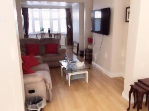 Bexleyheath Town Centre Four bedrooms, Five Beds House的休息区