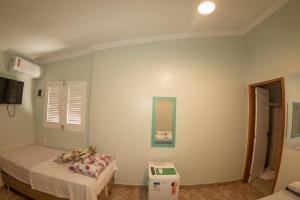 嘎林海斯港Recanto do Aconchego的一间小卧室,配有床和窗户