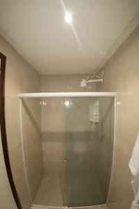 嘎林海斯港Recanto do Aconchego的浴室里设有玻璃门淋浴