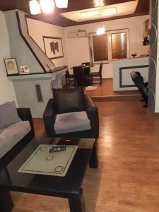 奥赫里德Apartment NIKOLA ORANGE的客厅配有沙发和桌子