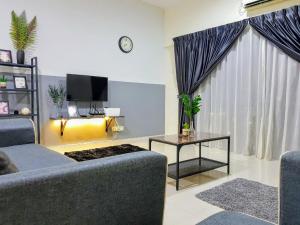 普崇Puchong Setiawalk 8-12 pax 5min LRT Cozy Apartment的带沙发、桌子和电视的客厅